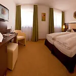 ホテル Hotel-gasthof Zur Sonne 2*